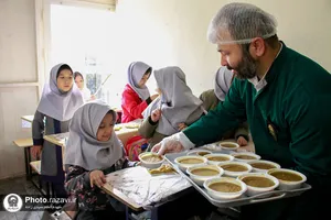توزیع صبحانه در مدارس حاشیه شهر مشهد