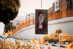 استقبال از زائران با تصاویر رهبر شهید انقلاب در فرودگاه و حرم مطهر رضوی