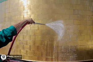 شستشوی گنبد مطهر رضوی در آستانه شهادت حضرت رضا(علیه&zwnj;السلام)