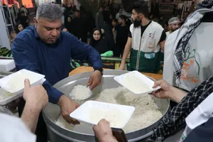 عشق رضوی در مرز چذابه؛ خدمت بی&zwnj;وقفه خادمیاران اهواز به زائران اربعین/ گزارش تصویری