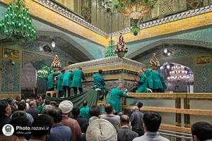 تنظیف ضریح مطهر امام رضا علیه&zwnj;السلام