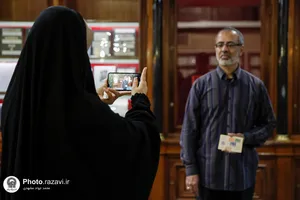 اهدا مجموعه تمبر و سکه به موزه آستان قدس رضوی