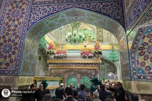 گل&zwnj;آرایی ضریح مطهر رضوی به مناسبت اعیاد شعبانیه