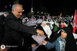 بسته بندی و توزیع تبرکات توسط خادمان رضوی در تجمعات مردمی