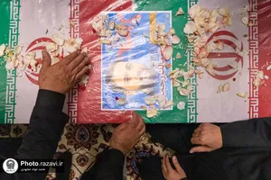 طواف پیکر شهدای خدمت دور ضریح مطهر رضوی