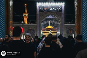 حرم مطهر رضوی در شب عاشورای حسینی