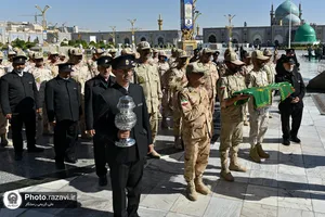 اهدا پرچم متبرک حرم امام حسین(علیه&zwnj;السلام) به حرم مطهر رضوی