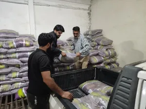 توزیع اقلام غذایی میان موکب&zwnj;های خدمت&zwnj;رسان به زائران امام رضا (ع) + تصاویر