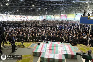 اقامه نماز رهبر انقلاب بر پیکر رئیس&zwnj;جمهور شهید و همراهان گرامی ایشان
