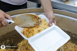 طبخ و توزیع روزانه 20هزار وعده غذای گرم در طرح دارالکرامه آستان قدس رضوی