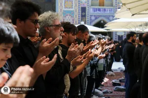 اقامه نماز جمعه در ظهر عاشورا و طنین لبیک یا قرآن درپی هتک حرمت به قرآن
