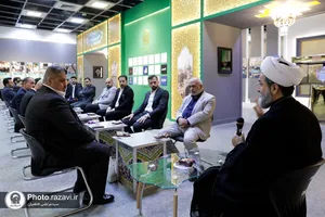 بازدید جمعی از مسئولین حرم امام حسین علیه السلام از نمایشگاه رواق خدمت