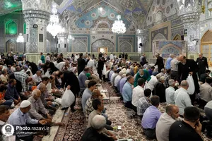 توزیع بسته&zwnj;های متبرک بین نمازگزاران در دهه کرامت