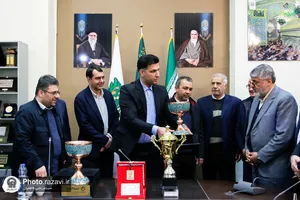 اهدای 4 جام هندبالیست&zwnj;های ایران به موزه آستان قدس رضوی