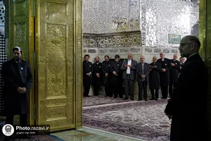 غبارروبی ضریح مطهر حضرت رضا(علیه&zwnj;السلام)