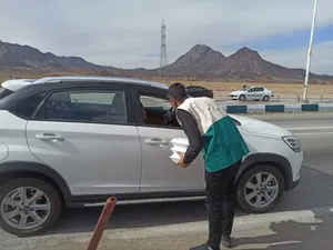 خدمت رسانی خادمیاران اردکانی از مسافرین نوروزی/ گزارش تصویری