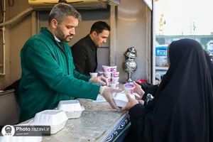 پذیرایی از زائران در موکب خدام انتظامات حرم مطهر رضوی