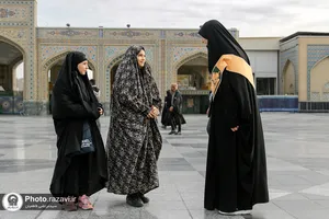اهداء هدیه متبرک حرم به بانوان زائر