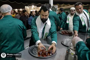 خدمت جمعی از ورزشکاران در چایخانه حضرت