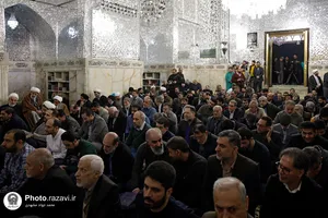 غبارروبی ضریح مطهر امام رضا علیه&zwnj;السلام