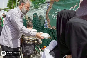 توزیع غذا در مواکب خدمت رسان به زائرین امام رضا علیه&zwnj;السلام در دهه کرامت