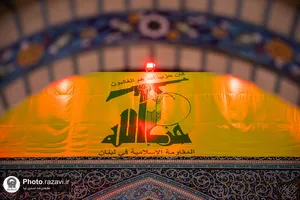 نصب کتیبه های شهادت سید حسن نصرالله در حرم مطهر رضوی