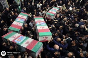 اقامه نماز رهبر انقلاب بر پیکر رئیس&zwnj;جمهور شهید و همراهان گرامی ایشان