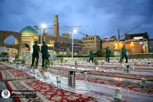 توزیع افطاری سبک در باب&zwnj;الهادی حرم مطهر رضوی