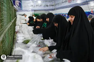 توزیع ٣۵٠٠ پرس غذای متبرک توسط خواهران خادم حرم مطهر رضوی