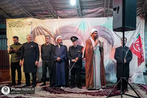 بسته بندی و توزیع تبرکات توسط خادمان رضوی در تجمعات مردمی