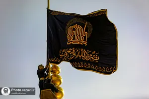 تعویض پرچم گنبد منور رضوی به مناسبت وفات حضرت معصومه(سلام الله علیها)