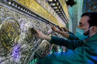 تزامنا مع أیام «عشرة الكرامة»؛ حرم الإمام الرضا(ع) یتحلی بحلة جدیدة عبر تزيين الصحون وإزالة الغبارعن الضريح