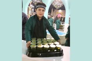 میزبانی کریمانه از زائران کوچک در حرم مطهر رضوی