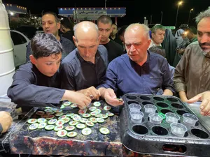 موکب جاماندگان کربلا؛ ایستگاه خدمت خادمیاران&zwnj; رضوی در مسیر عشق/گزارش تصویری