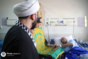 عیادت خادمان بارگاه منور رضوی از مصدومان حادثه بندر شهید رجایی