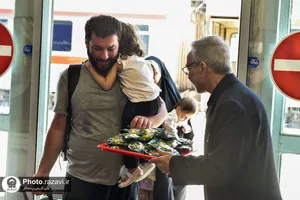 استقبال از زائرین دهه آخر صفر در ایستگاه راه آهن شهید رئیسی مشهد