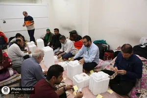 زائران حرم امامین عسکریین مهمان سفره امام رضا علیه&zwnj;السلام