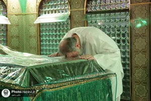 تصاویری از آیت الله شهید سید ابراهیم رئیسی در مراسم غبارروبی حرم مطهر رضوی