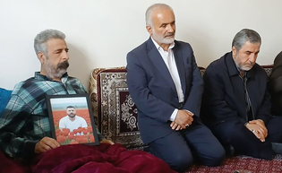 ادای احترام خادم‌یاران همدان به حماسه‌ساز عملیات رمضان