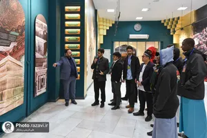 بازدید شرکت کنندگان چهل و یکمین دوره مسابقات بین المللی قرآن کریم از نمایشگاه رواق خدمت