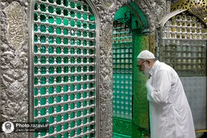 غبارروبی ضریح مطهر امام رضا علیه&zwnj;السلام