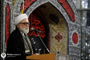 اهداء پرچم عزای حسینی به هیات های مذهبی در حرم مطهر رضوی