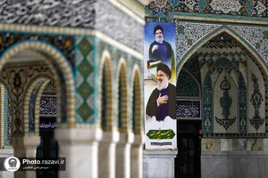 نصب کتیبه های شهادت سید حسن نصرالله در حرم مطهر رضوی