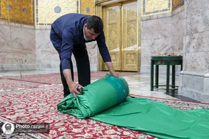 نصب کتیبه&zwnj;های اعیاد دهه ولایت در حرم مطهر رضوی