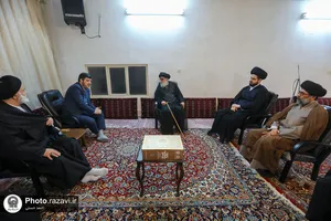 اهداء مصحف مشهد رضوی به آیت الله مرتضوی