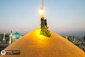 تعویض پرچم گنبد مطهر امام رضا(علیه&zwnj;السلام) به مناسبت آغاز ماه ربیع&zwnj;الاول