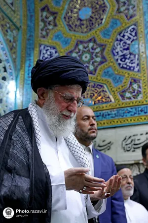 تصاویری از رهبر شهید انقلاب در مراسم غبارروبی حرم مطهر رضوی