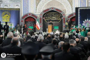 اهداء پرچم عزای حسینی به هیات های مذهبی در حرم مطهر رضوی