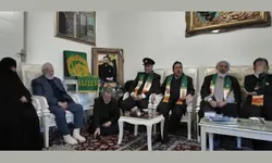 خادمان آستان قدس با پرچم متبرک به دیدار خانواده شهید مالک رحمتی رفتند