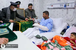 عیادت خدام حرم مطهر رضوی از مجروحین حادثه تروریستی حرم احمد بن موسی شیراز